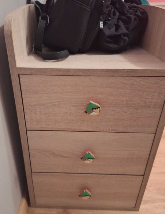 Продавам легло с 2бр чекмеджета и скрин детски.