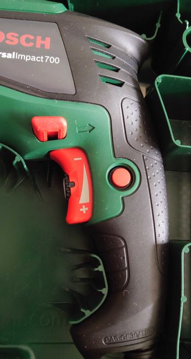 Сет от 2 бормашини, цена за двете: НОВА Бормашина Bosch Universal Impact 700W в куфар и Daewoo 750 вата DAID Impactdrill 750L