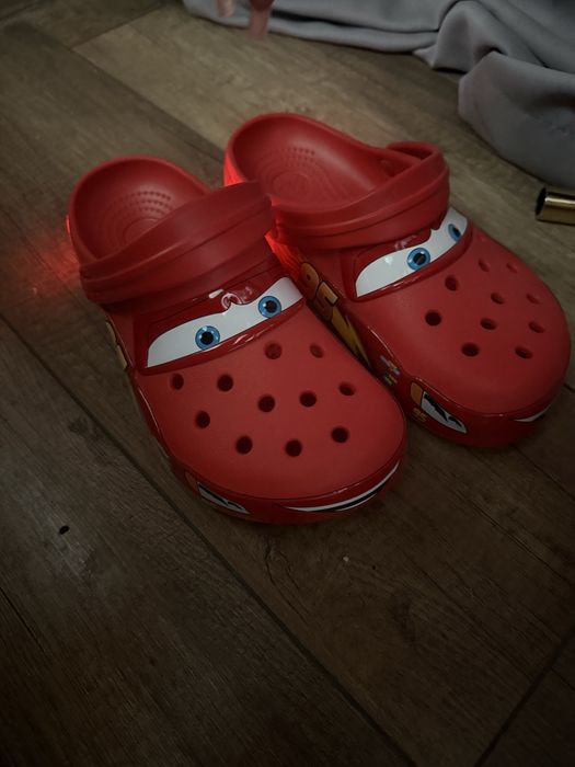 светещи кроксове Макуин