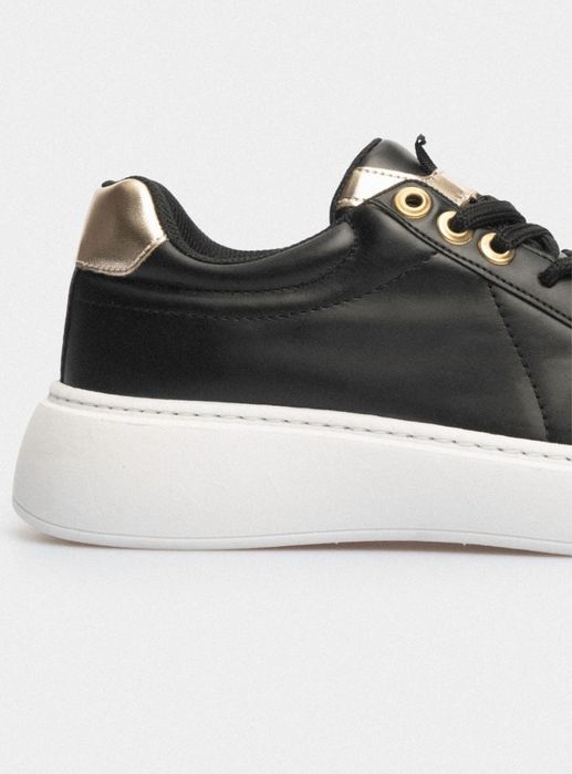 Продам новые кроссовки из Турции