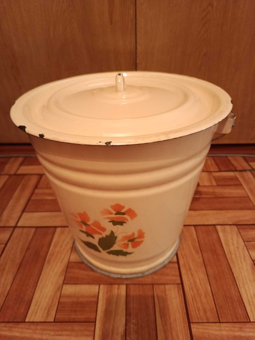 Продам эмалированное советское ведро.