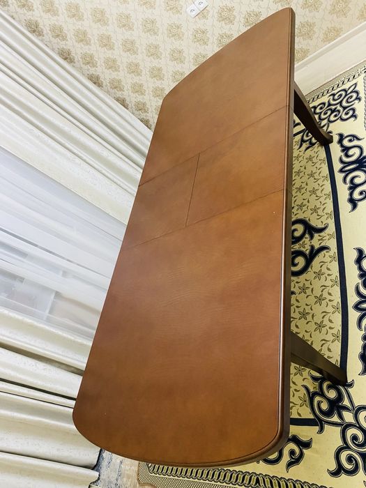 Стол для гостей в отличном состояний