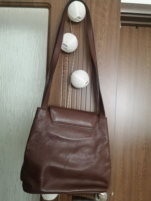 Чанта от естествена кожа.