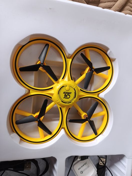 Tracker 2.4GHz дрон на руке