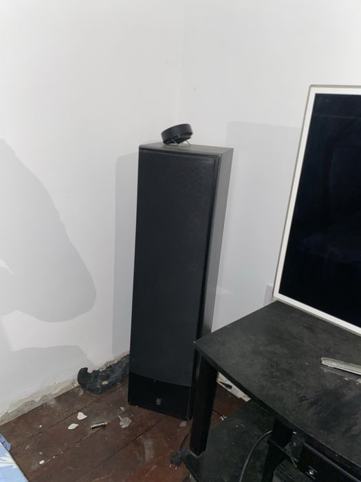 Boxe Akai si Samsung TV subtire