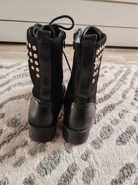 Bocanci negre in stare impecabilă