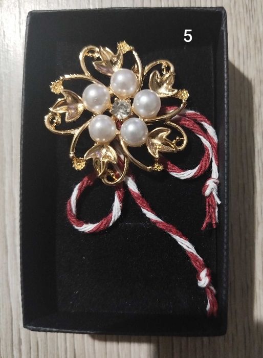 Мартеница с брошка