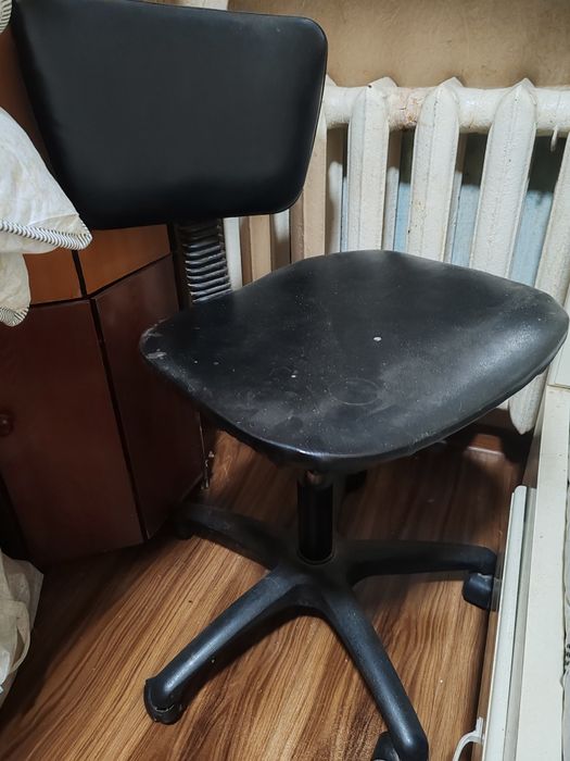 Стул на колёсиках, тумба с 2 ящиками