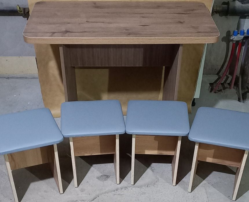 Стол кухонный и 4 табуретки.