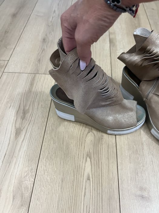 Истествено кожа златисти сандали NAVY