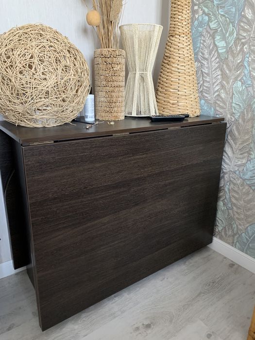 Стол книжка с деревянными ножками