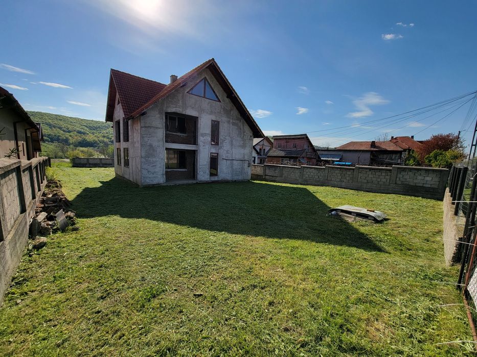 Casă cu teren la 11 km distanță de Pitești