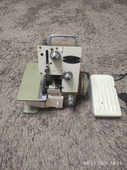 Оверлок трехниточный