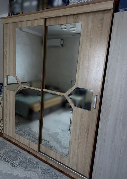 Шкаф спальный большой