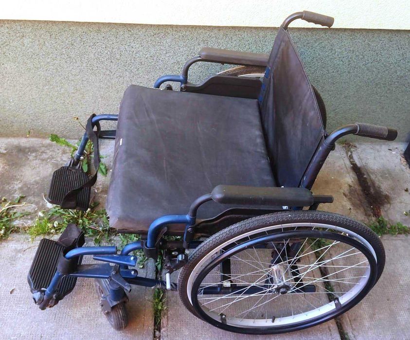 Vand fotoliu rulant pentru persoane cu handicap