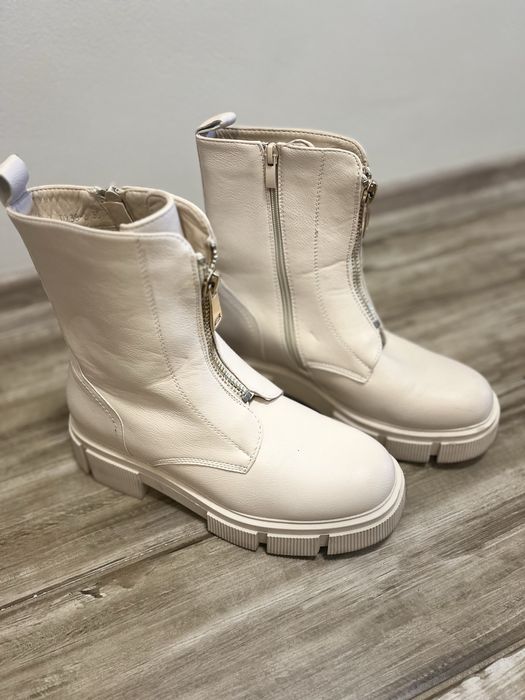 Дамски боти в бежов цвят