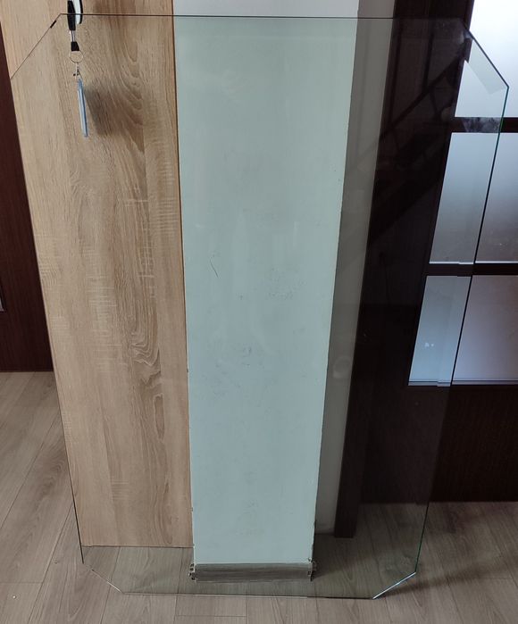 Vând blat din sticlă securizată, dimensiuni 140 × 89,5 cm, grosime 10 mm.