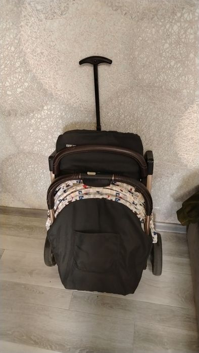 Продам детскую коляску лёгкую чемодан