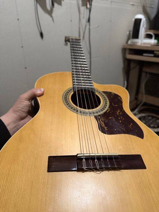 Gitara Tagima sotiladi yangi holatta pul zaruligi uchun sotyapman