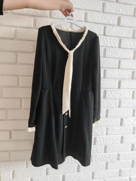 Черное платье с белым воротником