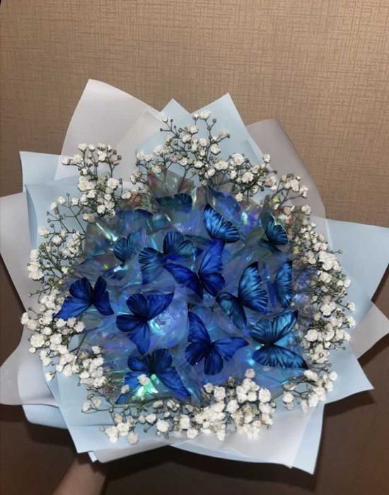 Светещ вечен букет от пеперуди и цветя.  имен ден свети валентин