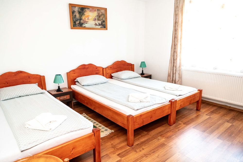 Cabană de închiriat cu ciubăr & terasă încălzită – Oasis Rural, Țigău