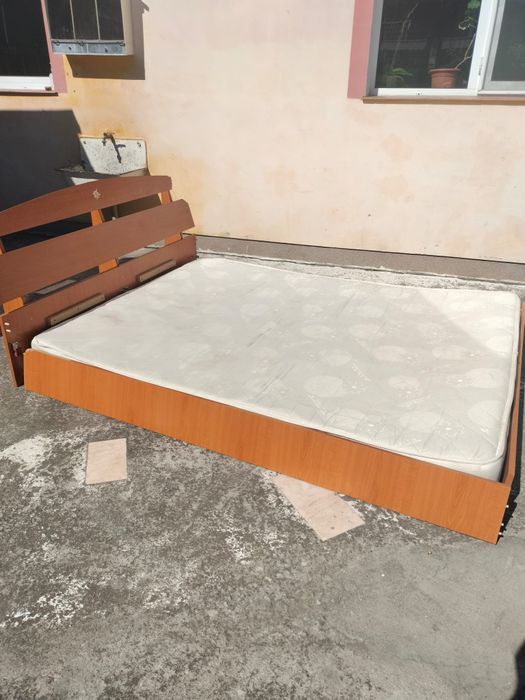 Vand pat cu corb de mobila si birou