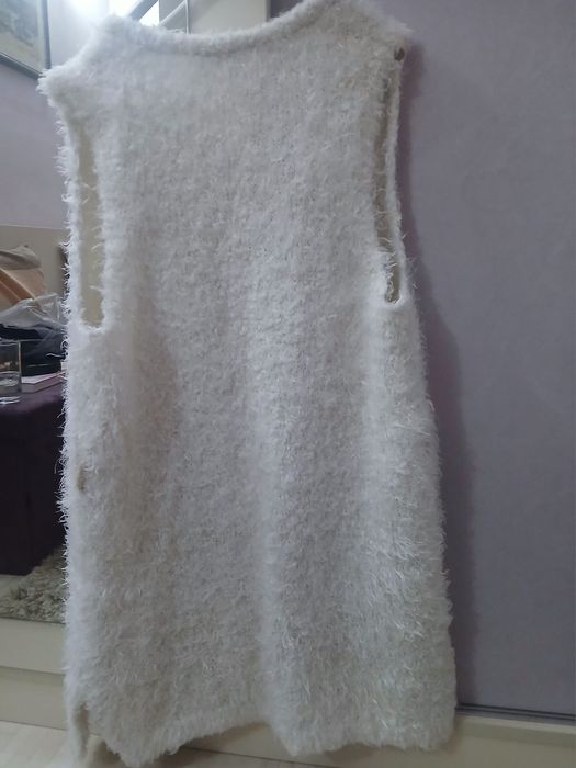 Бял елек, дълъг, топъл и много красив. В отлично състояние.