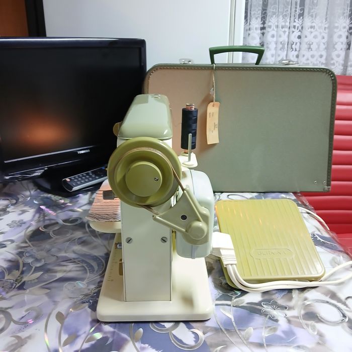 Masina de cusut BERNINA model 700  în totalitate din metal
