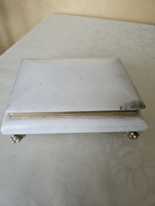 Бяла мраморна кутия .