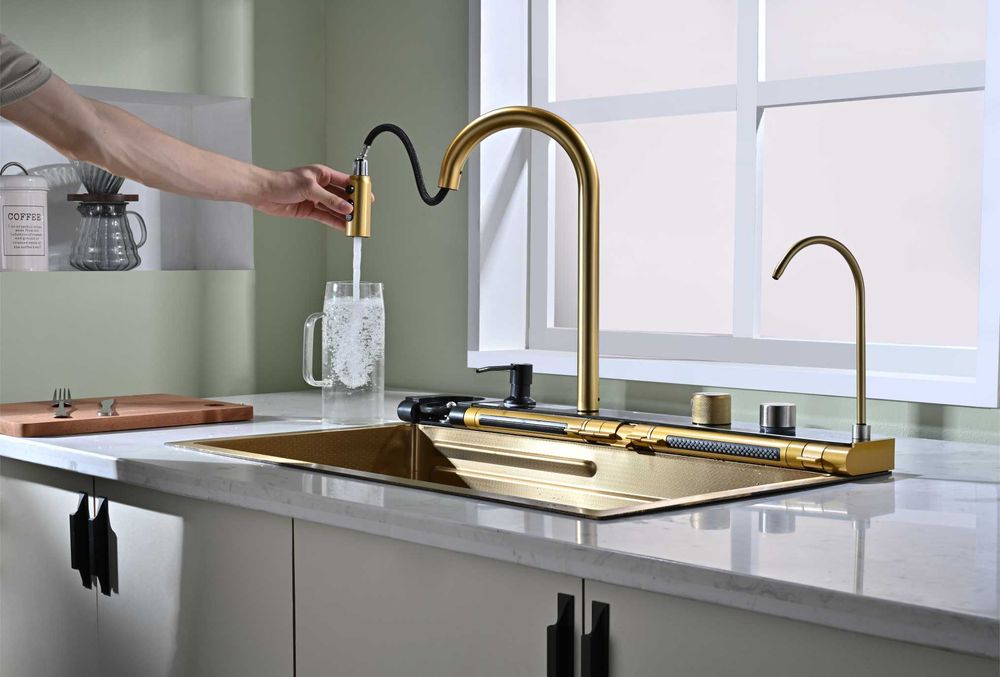 Златна мултифункционална кухненска мивка с регулируем двоен водопад