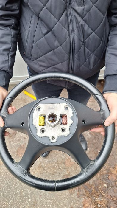 Продавам волан с аербег черна кожа за Ц класа 2007-2010 г.