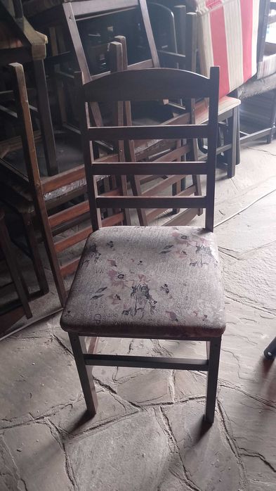 Продавам мебели за ресторант