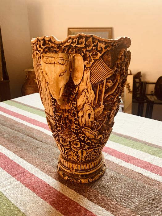 Декоративна ориенталска ваза с релеф – 90-те години