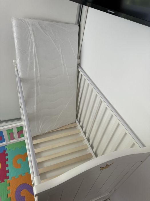Pătuț bebe din lemn alb 4 în 1 – balansoar, co-sleeping + saltea cocos. nu a fost folosit