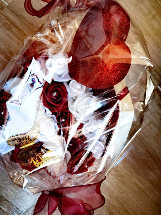 Подаръчна кутия с вечни рози 20 броя и сърце