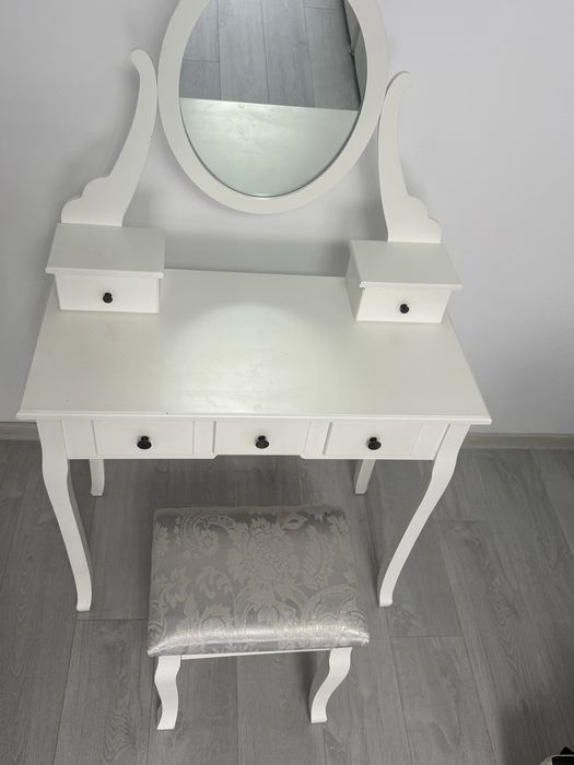 Masuta machiaj cu taburet