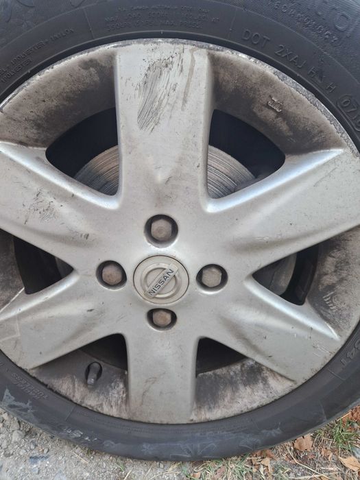 Нисан Микра автоматик, с газ, с шибидах и 2 чифта гуми с джанти.