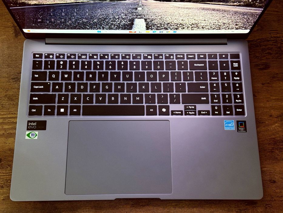 Galaxy Book4 Pro Amoled_2.8K_120hz_32gb