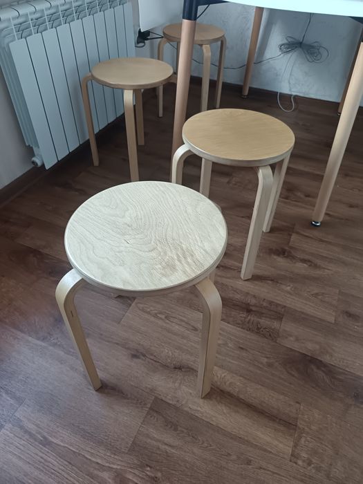 Продам стол и табуретки