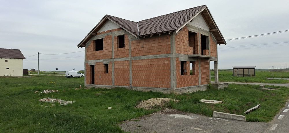 Vând sau schimb casă la roșu P+M intabulată cu utilități branșate amplasată pe colț cu doua intrări la strada principală