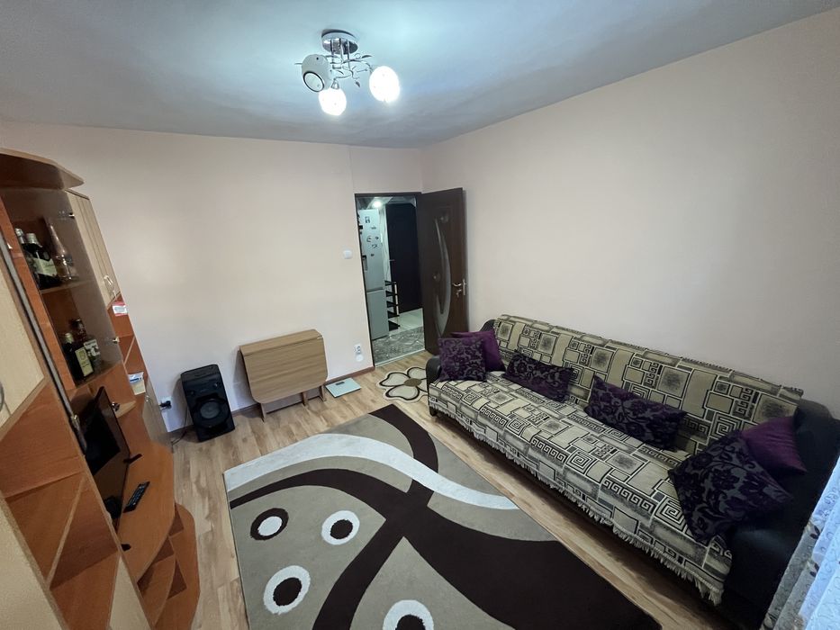 Garsonieră 25 mp, renovată și mobilată complet – Zona OMW Câmpina | 300 €