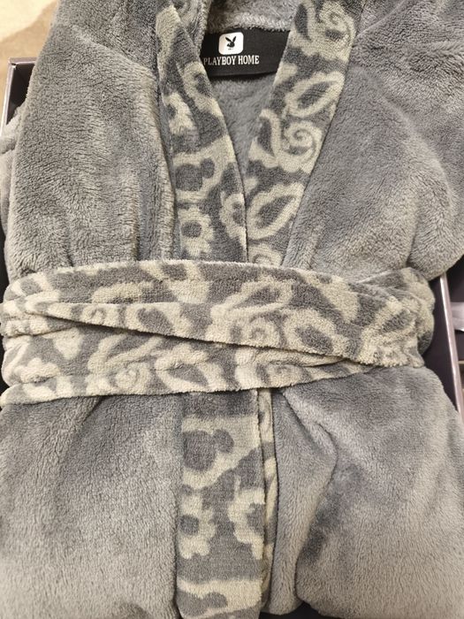 Мъжки домашен луксозен халат размер M чисто нов.Състав 100% полиестер