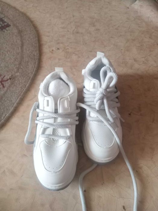 Продам новые кросовки