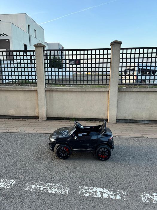 Vând 2 mașinuțe electrice, una o dau gratis.