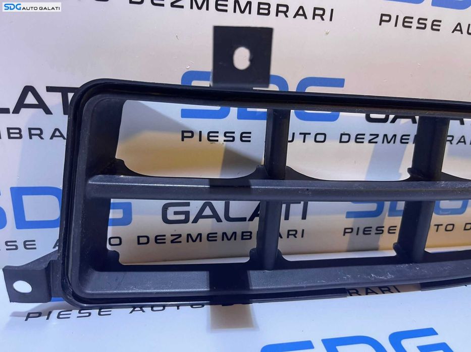 Ornament Grila Inferioara Dreapta de pe Bara Spoiler Fata Kia Cerato 2003 - 2008 Cod 86547-2F000 [V0242]