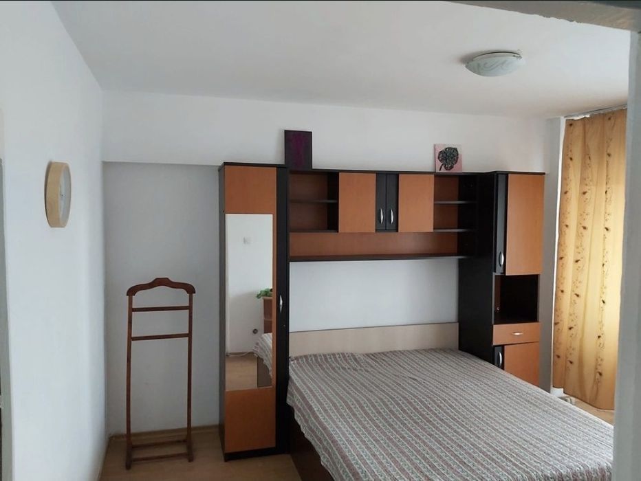 Garsonieră de închiriat zona centru (bloc de apartamente)