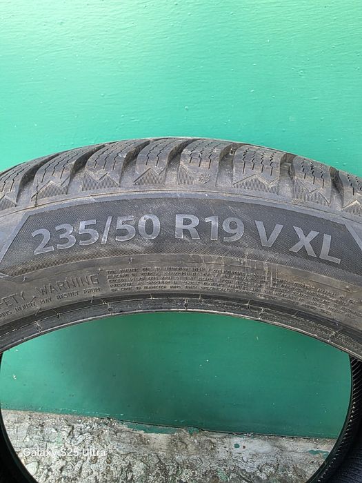 Зимни гуми 235/50/19 почти нови с борд в перфектно състояние  ДОТ 25 г.