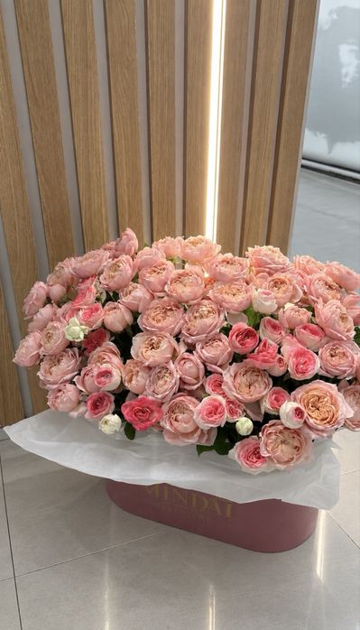Розовые розы в корзине