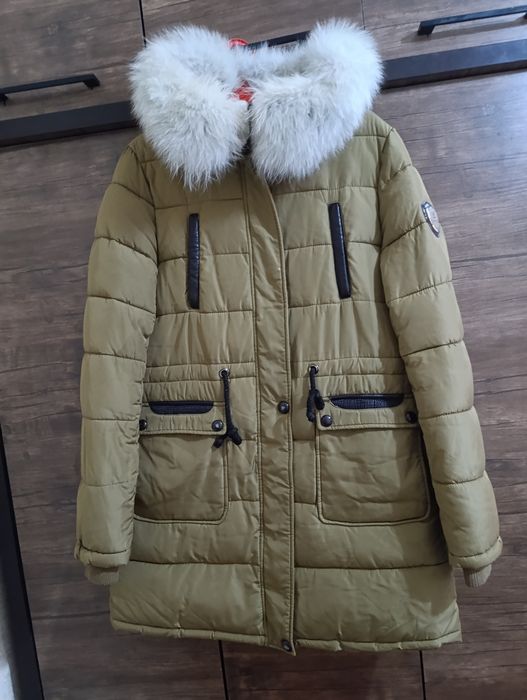 Куртка женская теплая с капюшоном .Состояние отличное.